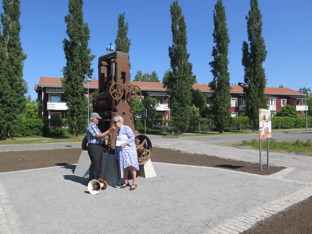 Terttu-Valikangas-tuo-Oulu-Seuran-tervehdys-Pateniemi-muistomerkillä, Pateniemiseuran pj Seppo Barck oikealla megafonin kanssa-17062023